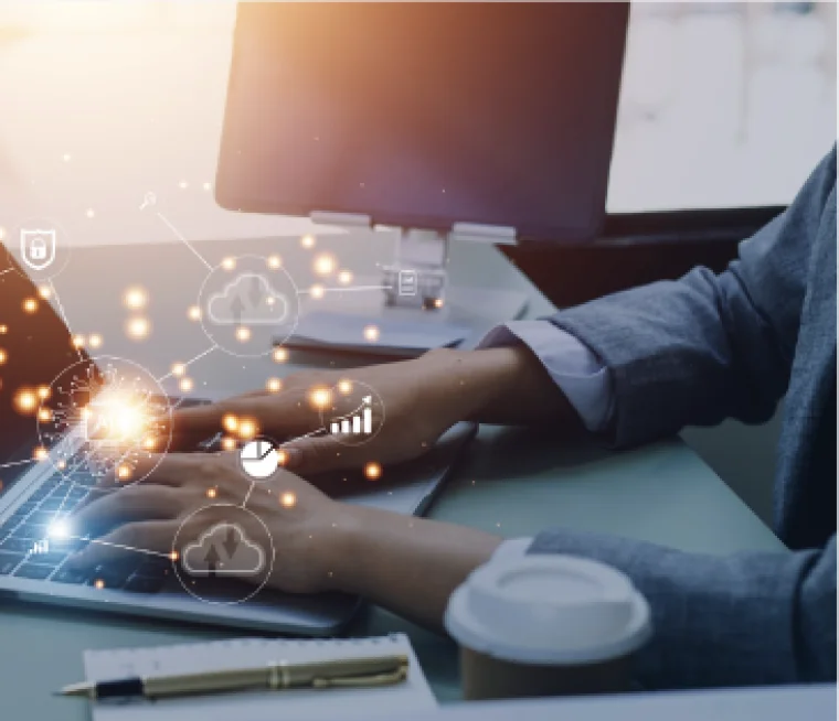 Persona trabajando con servicios en la nube