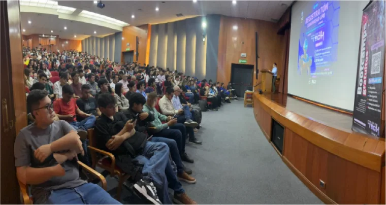 Auditorio lleno durante un evento de Ágora