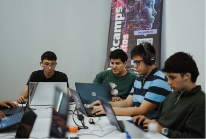 Estudiantes del bootcamp de ANDES trabajando en clase