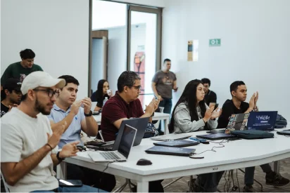 Estudiantes del bootcamp de ANDES trabajando en clase