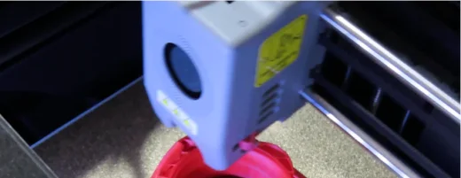 Estudiantes del curso de Diseño con IA e impresión 3D en clase