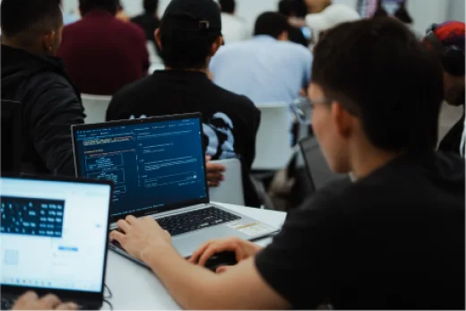 Estudiantes del curso de Ciberseguridad: hackers del futuro en clase