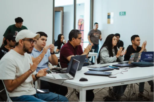 Estudiantes del curso de Ciberseguridad: hackers del futuro en clase