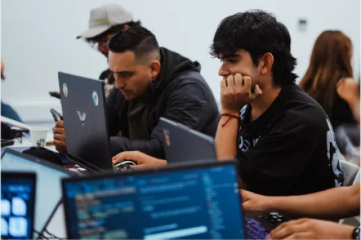 Estudiantes del curso de Ciberseguridad: hackers del futuro en clase