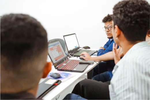 Estudiantes del curso de Programación en Backend en clase