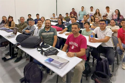 Estudiantes del curso de Programación en Backend en clase